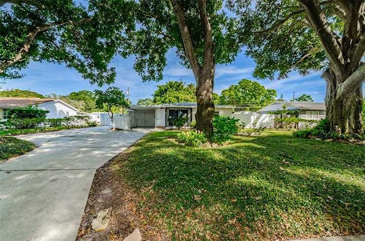 7501 Meadowlawn Dr N St. Petersburg, FL 33702