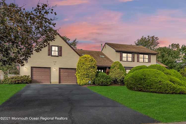 48 Alexandria Dr Manalapan, NJ 07726