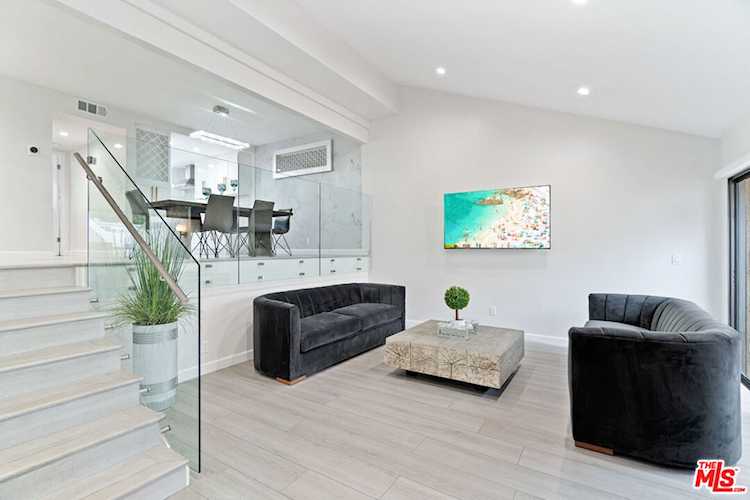 18417 Collins St #F Tarzana, CA 91356