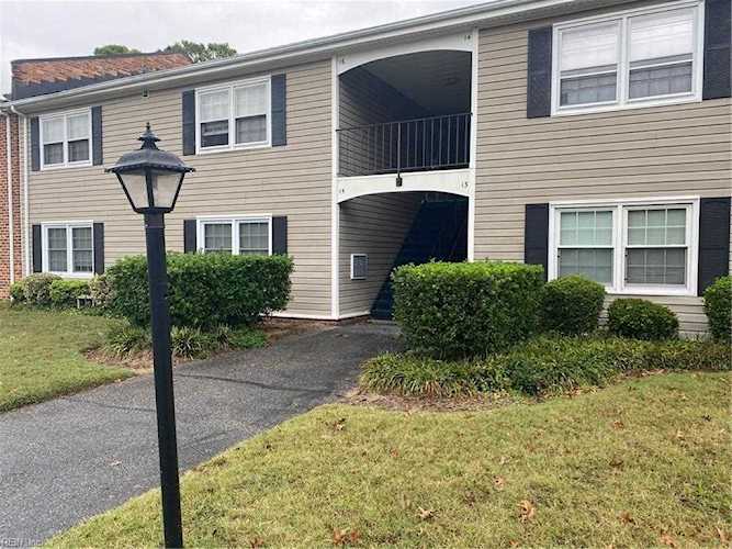 16 Towne Square Dr Newport News, VA 23607