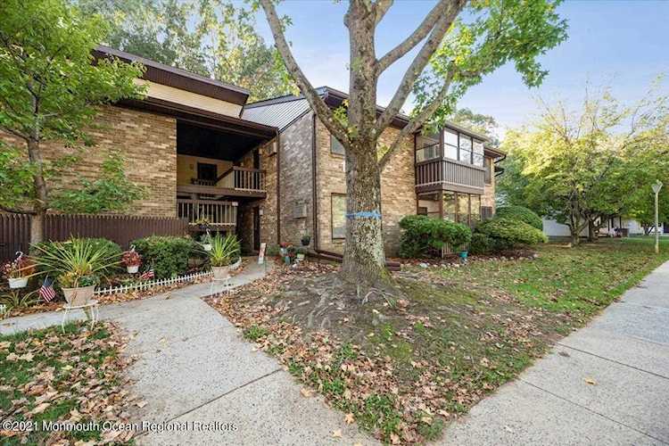 175 Amberly Dr Englishtown, NJ 07726