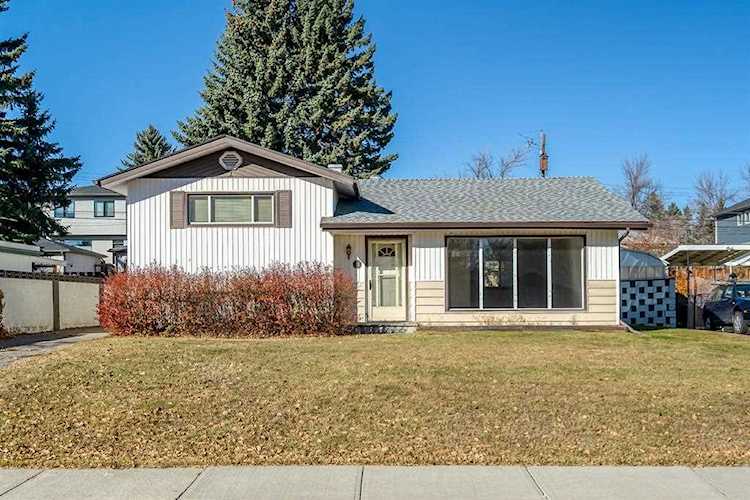 31 Harvard St NW Calgary, AB T2K 2B5