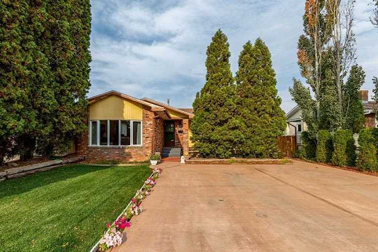 922 NE Holt Crescent Medicine Hat, AB T1C 1K4
