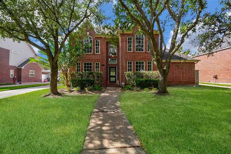 1523 Stone Trail Dr Sugar Land, TX 77479