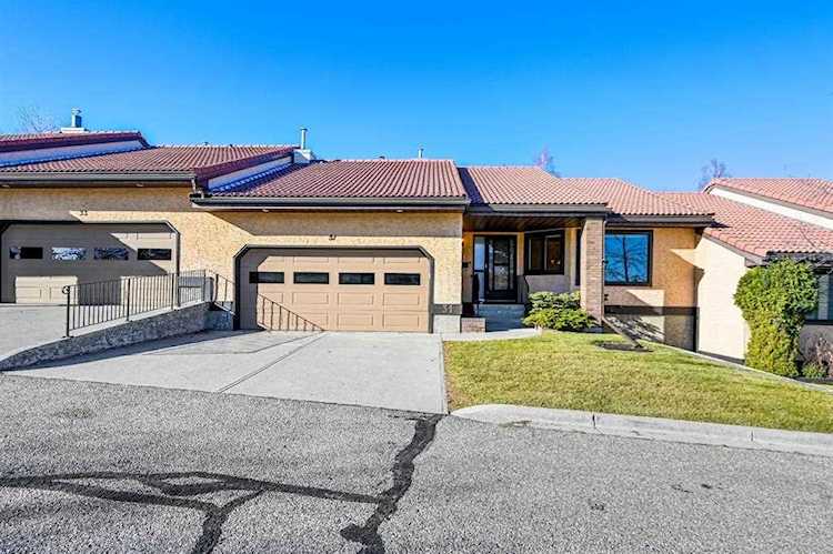 118 Strathcona Rd SW #31 Calgary, AB T3H 1P3