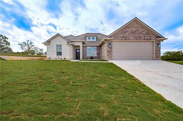 322 Firework LN Giddings, TX 78942