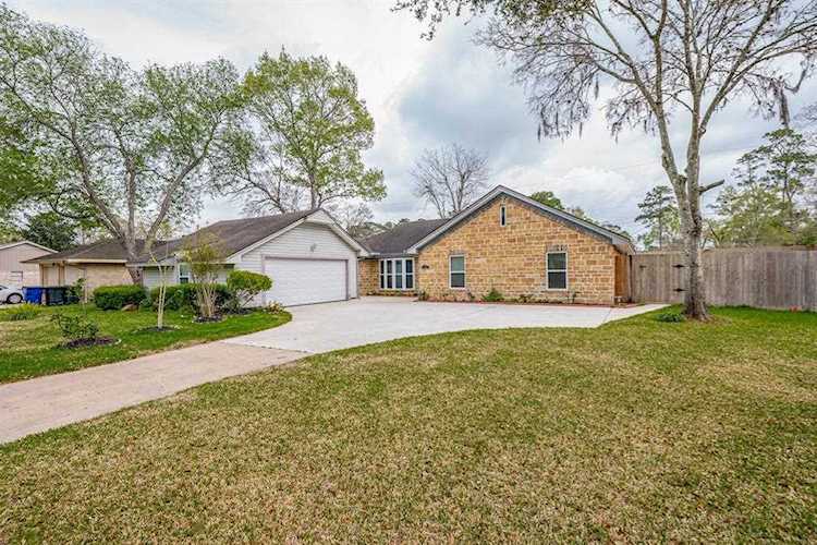 103 Cherry Tree Ln Friendswood, TX 77546