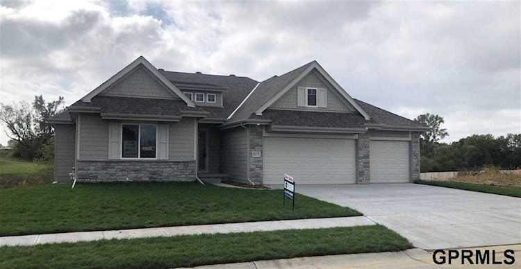 5117 Heartland Dr Papillion, NE 68133