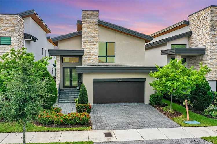 10240 NW 76th Ter Doral, FL 33178