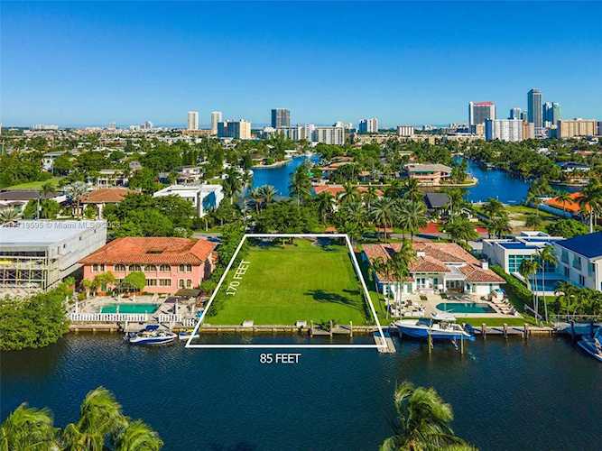 319 Holiday Dr Hallandale Beach, FL 33009