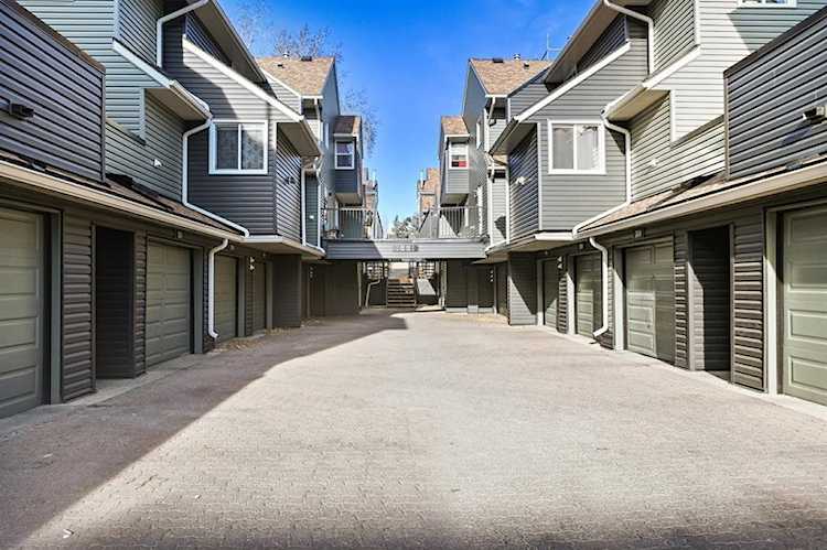 27 Glamis Green SW #208 Calgary, AB T3E 6V1