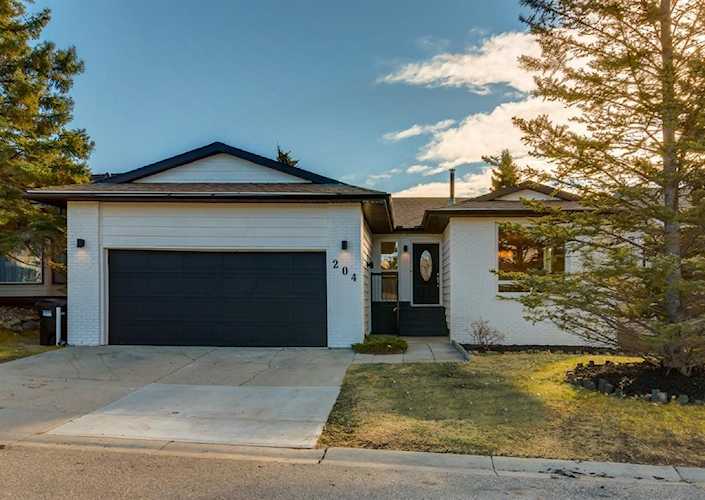 204 Hawkhill Way NW Calgary, AB T3G 3J1