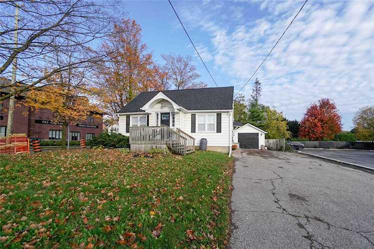 24 E Winchester Rd Whitby, ON L1M 1B3
