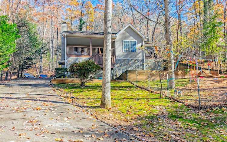 4265 White Oak Dr Hiawassee, GA 30546