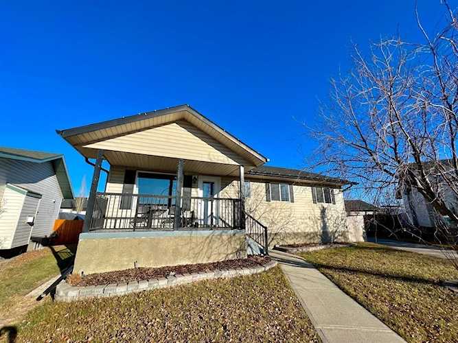 1724 4 Ave SE High River, AB T1V 1W4