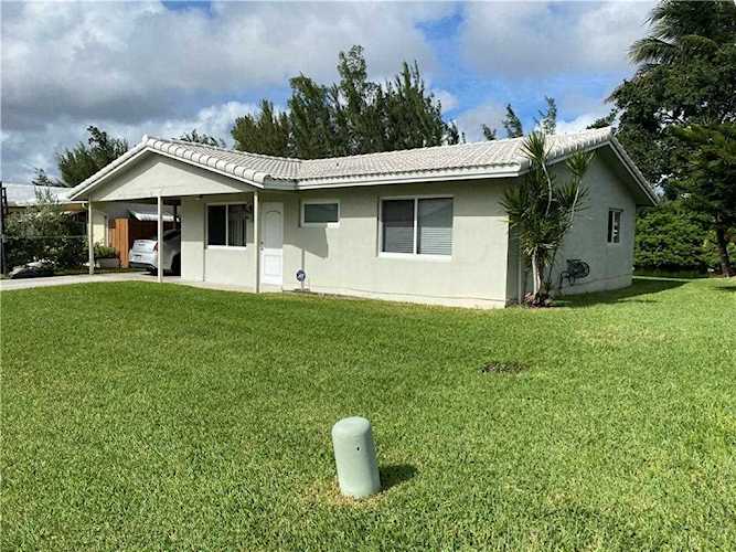 2805 NW 52nd Ct Tamarac, FL 33309