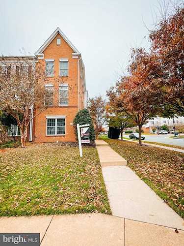25121 Gunnery Square Chantilly, VA 20152