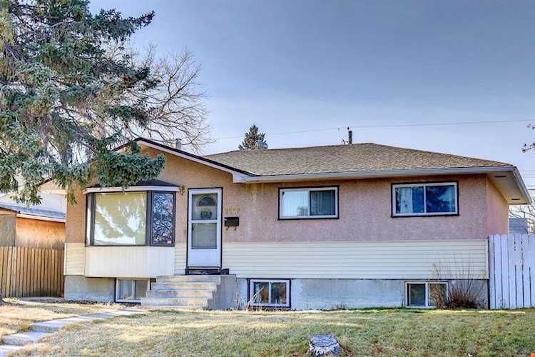 2219 38 St SE Calgary, AB T2B 0Z7