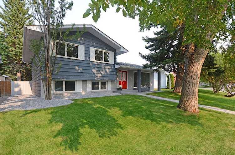 256 Lake Lucerne Way SE Calgary, AB T2J 3J4