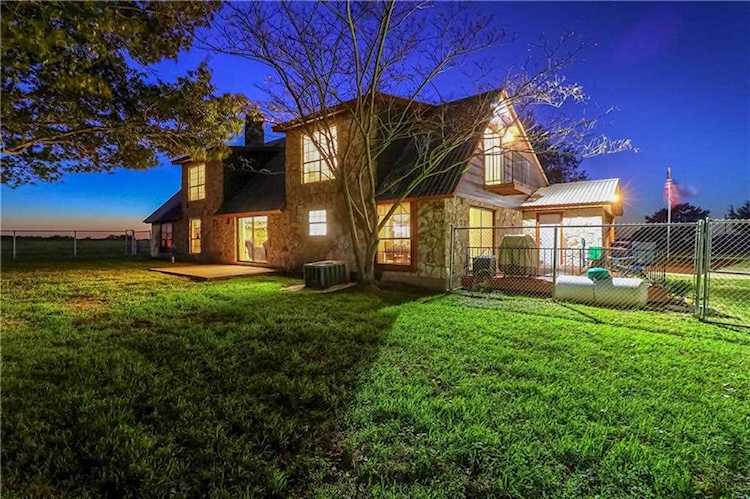 221 Balch RD Elgin, TX 78621