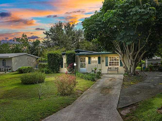 2503 SW 2nd Place Vero Beach, FL 32962