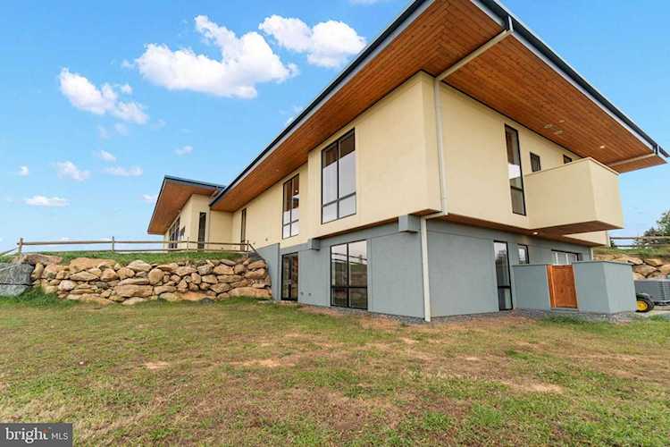 226 Lizzie Mills Rd Castleton, VA 22716