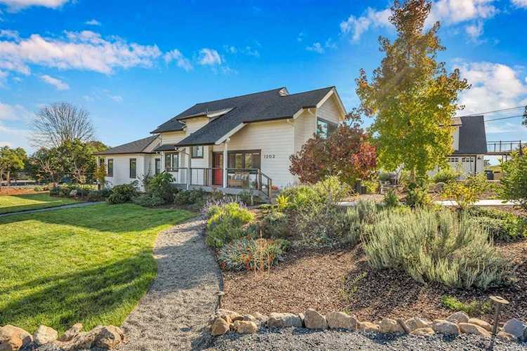 1202 Chiquita Healdsburg, CA 95448