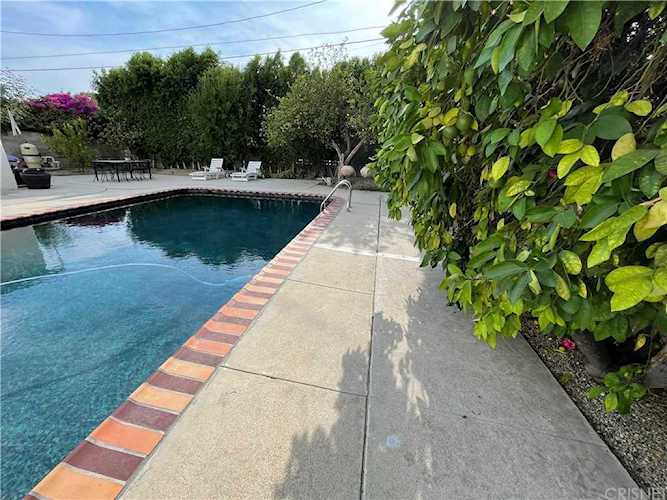 7645 Amestoy Ave. Lake Balboa, CA 91406
