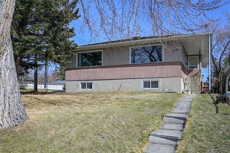 3102 42 St SW Calgary, AB T3E 3M3