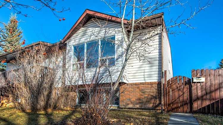 8210 Ranchview Dr NW Calgary, AB T3G 1G9
