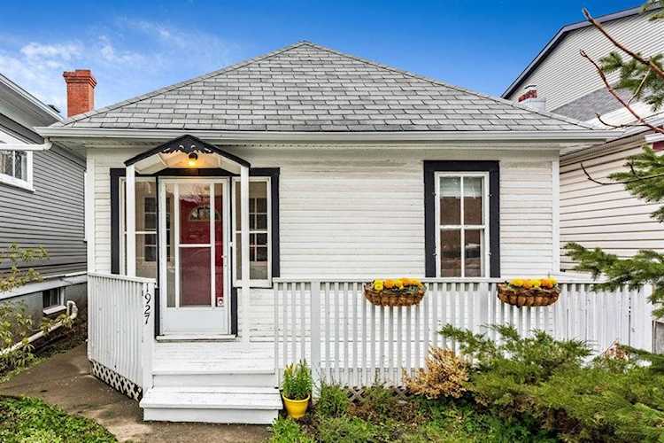 1927 26 St SW Calgary, AB T3E 2A2