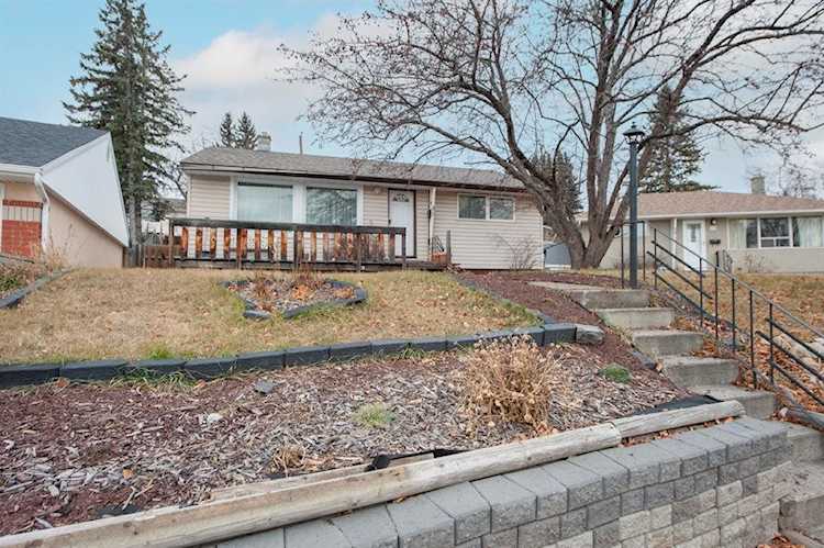 37 Northmount Crescent NW Calgary, AB T2K 2V8