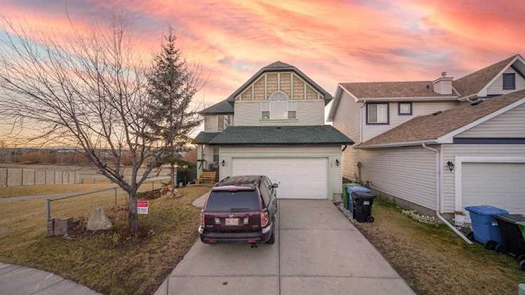 69 Somerside Close SW Calgary, AB T2Y 4E7