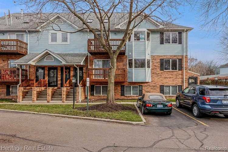 303 Pinewood Circle Plymouth, MI 48170