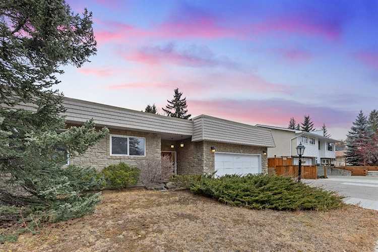 4207 Varmoor Rd NW Calgary, AB T3A 0B1