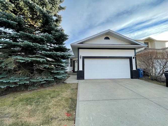 17 Scripps Landing NW Calgary, AB T3L 1V9