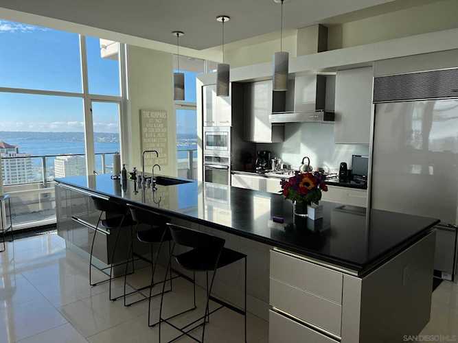 550 Front St #3302 San Diego, CA 92101 | MLS 210032199 Photo 1
