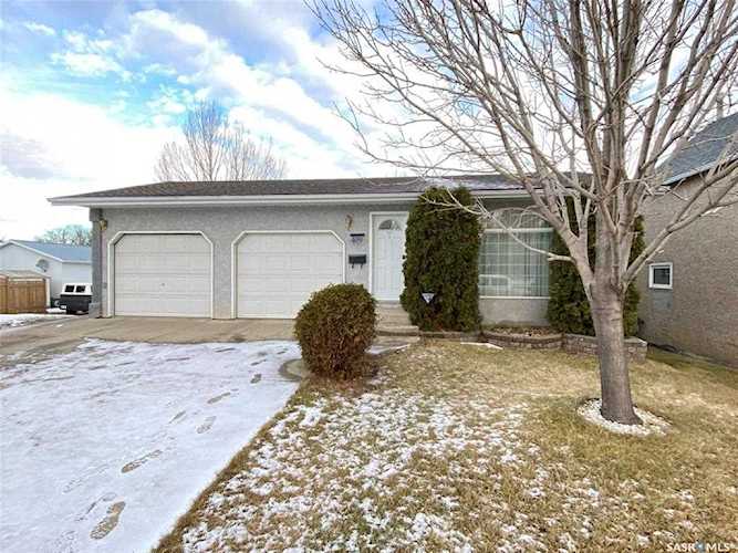 409 SE 4th Ave Weyburn, SK S4H 1X9