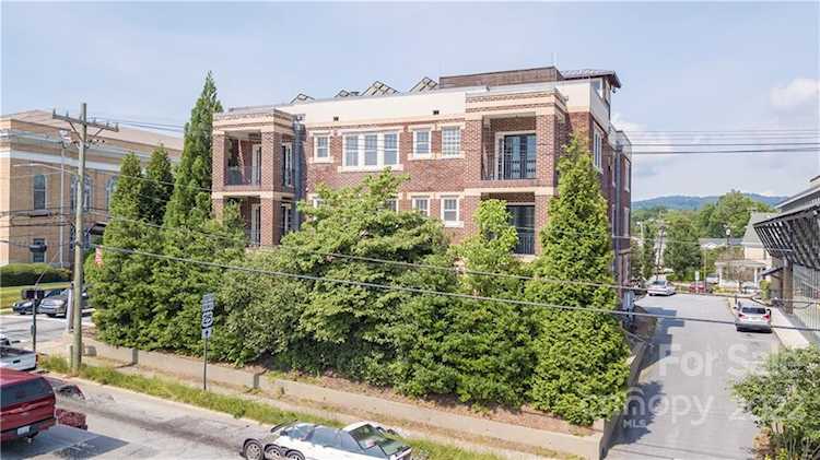 203 6th Ave Hendersonville, NC 28792