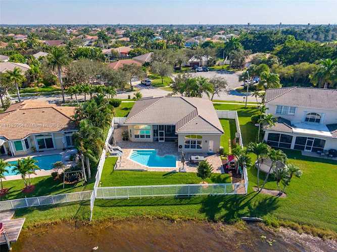 2318 NW 193rd Ave Pembroke Pines, FL 33029