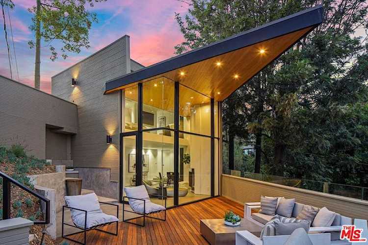 7187 Macapa Dr Los Angeles, CA 90068