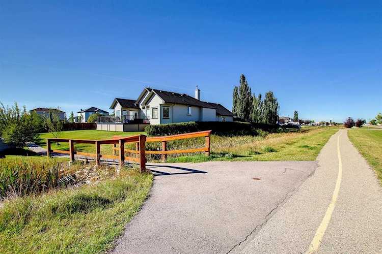 208 Railway Ave NE Langdon, AB T0J 1X1