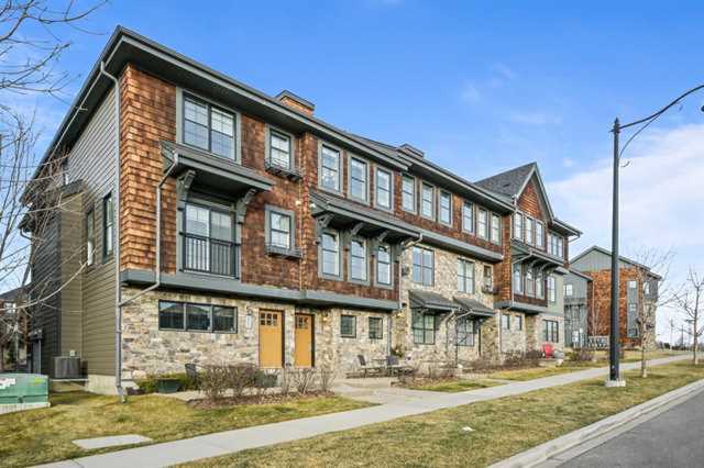 222 SW Ascot Circle Calgary, AB T3H 0X2