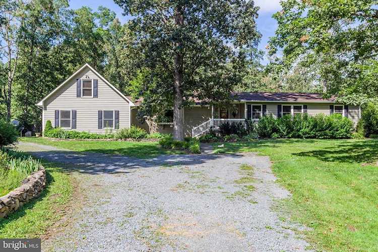 20250 Woodtrail Rd Round Hill, VA 20141