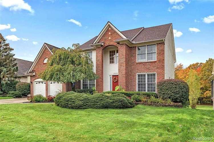 28289 Golf Pointe Blvd Farmington Hills, MI 48331 | MLS 2210090942 Photo 1