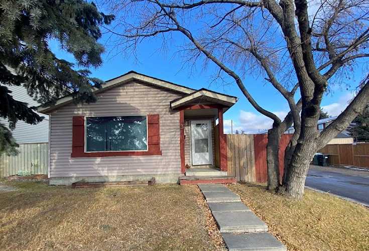 3 Erin Ridge Rd SE Calgary, AB T2B 2W2