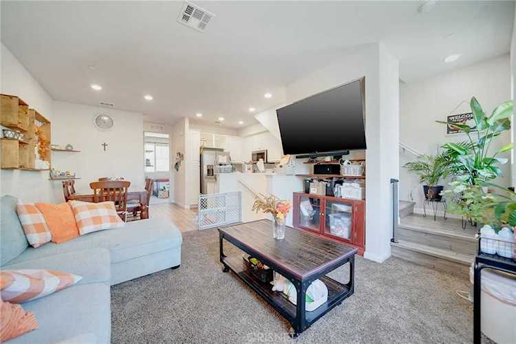 7225 N Cedar Rd, Van Nuys, CA 91405 | RubyHome Photo 1