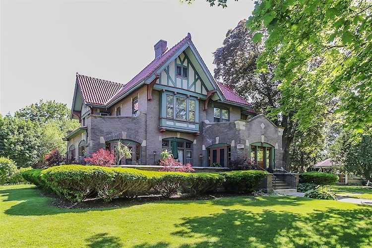 305 Oregon Ave West Dundee, IL 60118