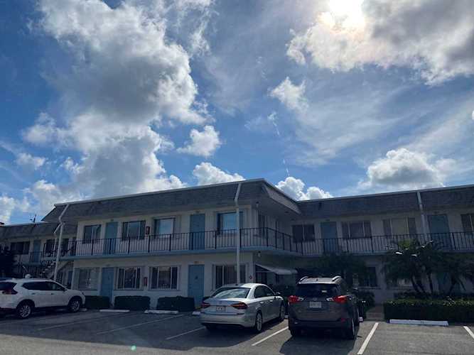 2880 Lake Osborne Drive #206 Lake Worth Beach, FL 33461