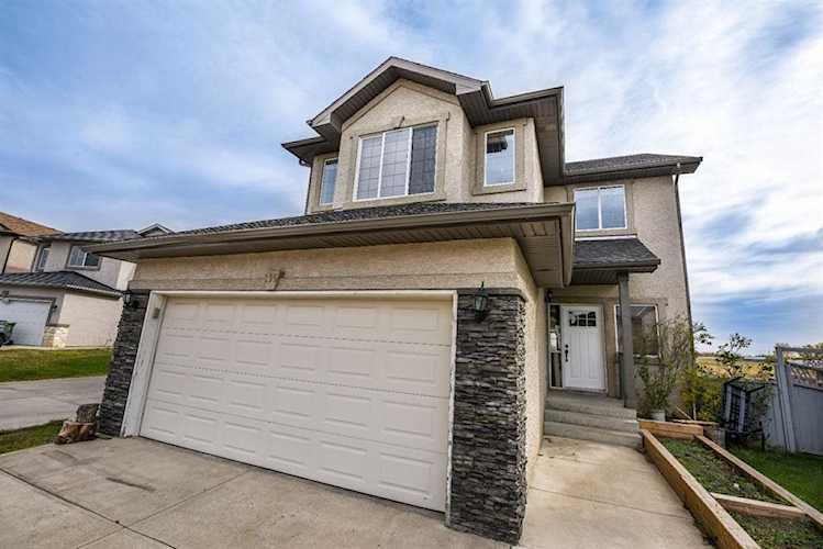 135 East Lakeview Ct Chestermere, AB T1X 1W2